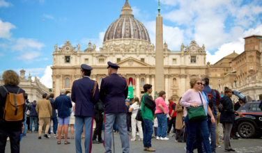 Record number of faithful fill St. Peter’s Square on first evening of conclave