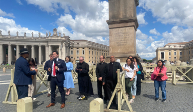 Eduardo Verástegui leads rosary in St Peter’s Square for conclave