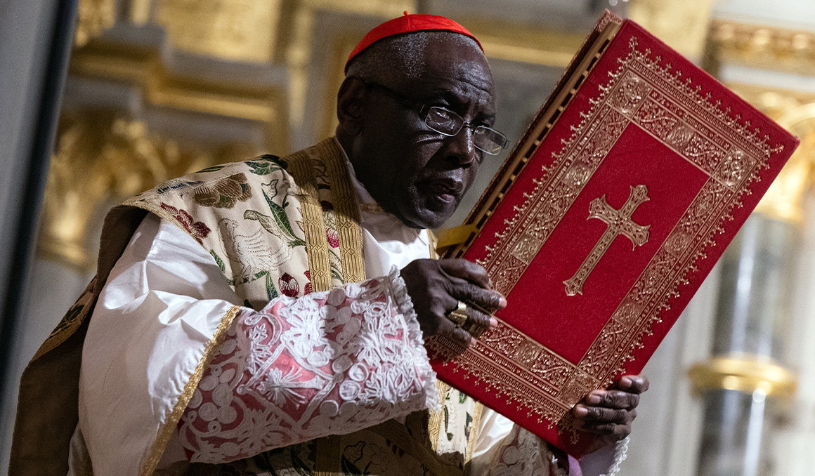 Cardinal Sarah in France: ‘Relentless adoration tears the darkness away’